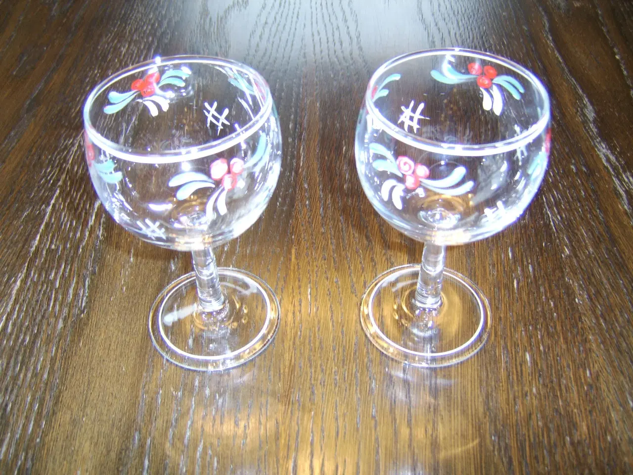 Billede 1 - 2 vinglas med malede blomster