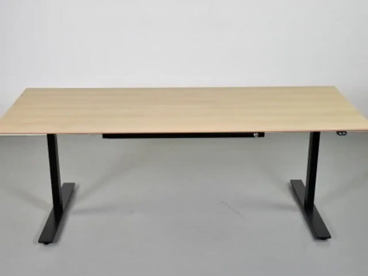 Billede 1 - Hæve-/sænkebord i eg med udtræksskuffe med lås