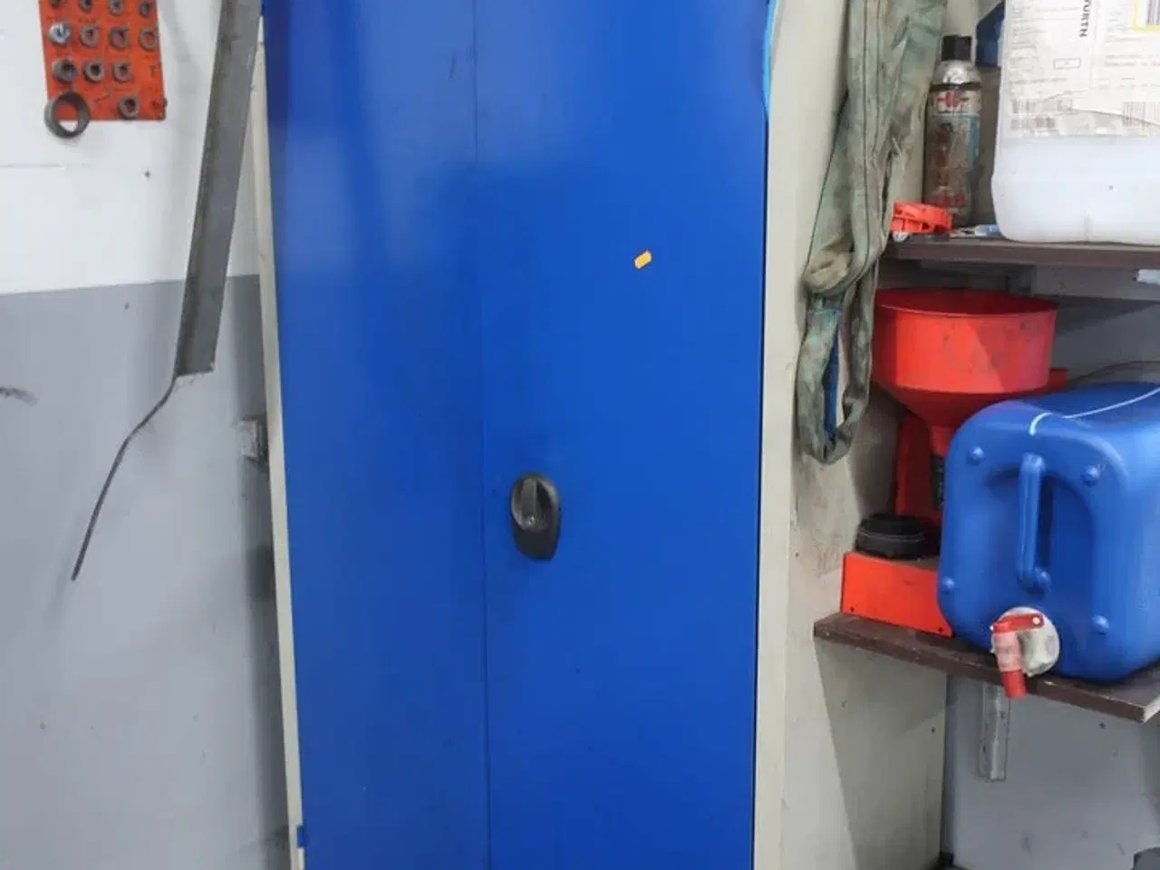 Billede 1 - Kemiskab med indhold