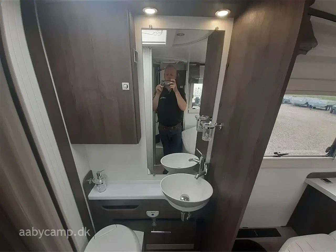 Billede 14 - 2020 - Benimar Amphitryon 997   NK-pakke. automatgear. solceller. ovn. lædersæder. queensbed.