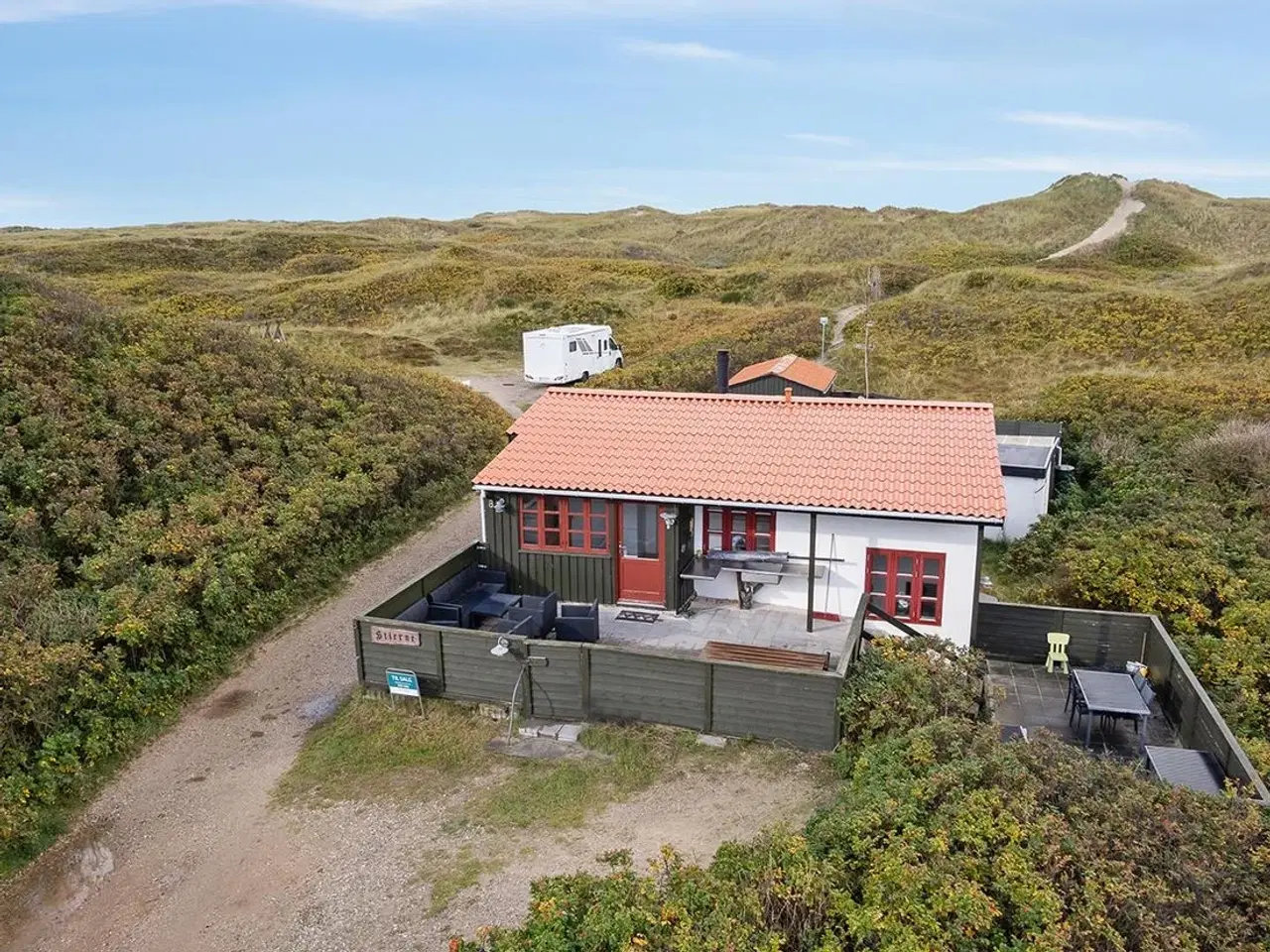 Billede 2 - Vejers Strand.Spahus til 6 (8)personer i f�rste klitr�kke ved Vesterhavet.Bilfri strand. F� meter til stranden og kort g�afstand til den lille by. Lukkede terrasser.