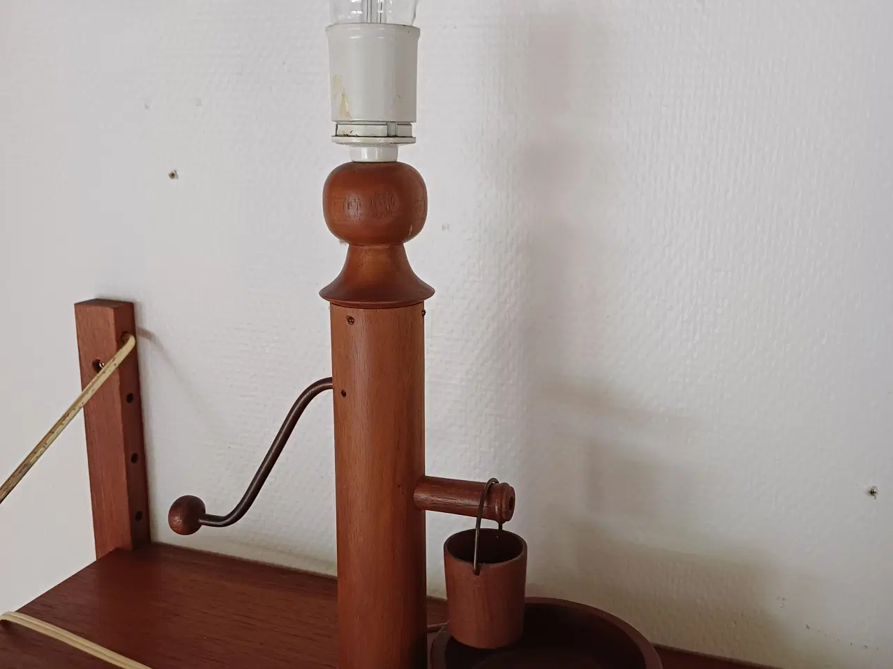 Billede 1 - Teak bordlampe udformet som vandpumpe 