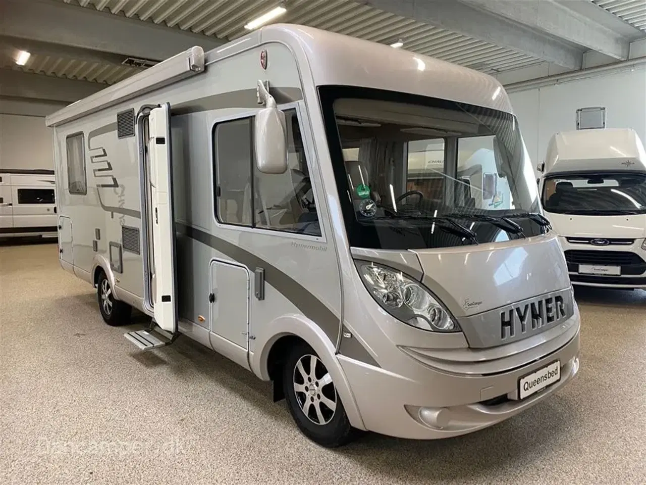 Billede 4 - 2013 - Hymer B 698   ANVISNINGSBIL! FLOT helintegreret Hymer med Queensbed - 4500kg - Solceller, Hydrauliske støtteben, Inverter