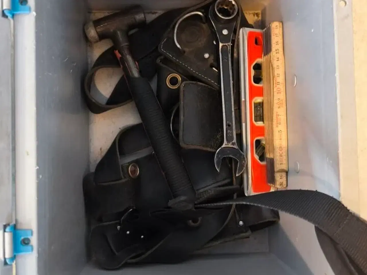 Billede 2 - Kasse m. sikringsgrej samt div.