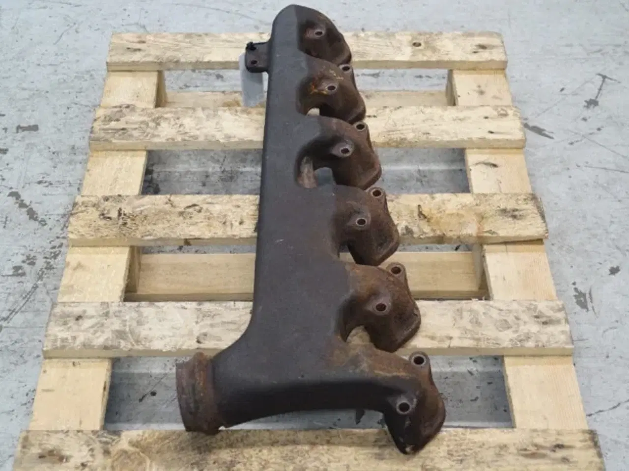 Billede 10 - John Deere 3040 Udstødningsmanifold R80982