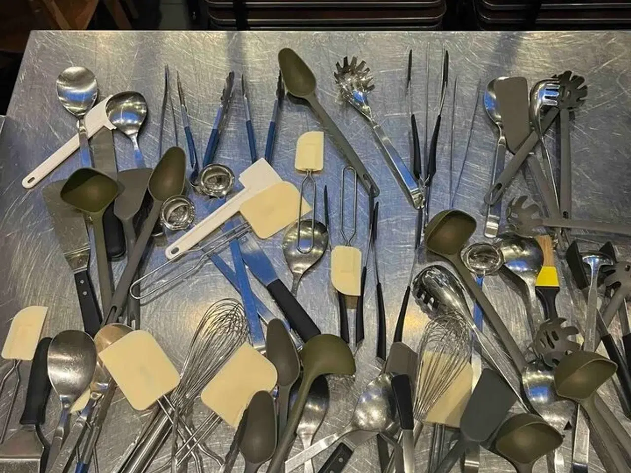 Billede 1 - Ca. 70 stk. blandede køkkenredskaber