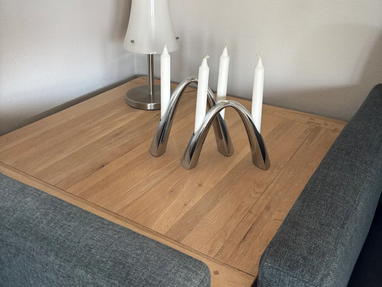Billede 2 - Hjørnebord i sæbebehandlet/hvidpigmenteret eg