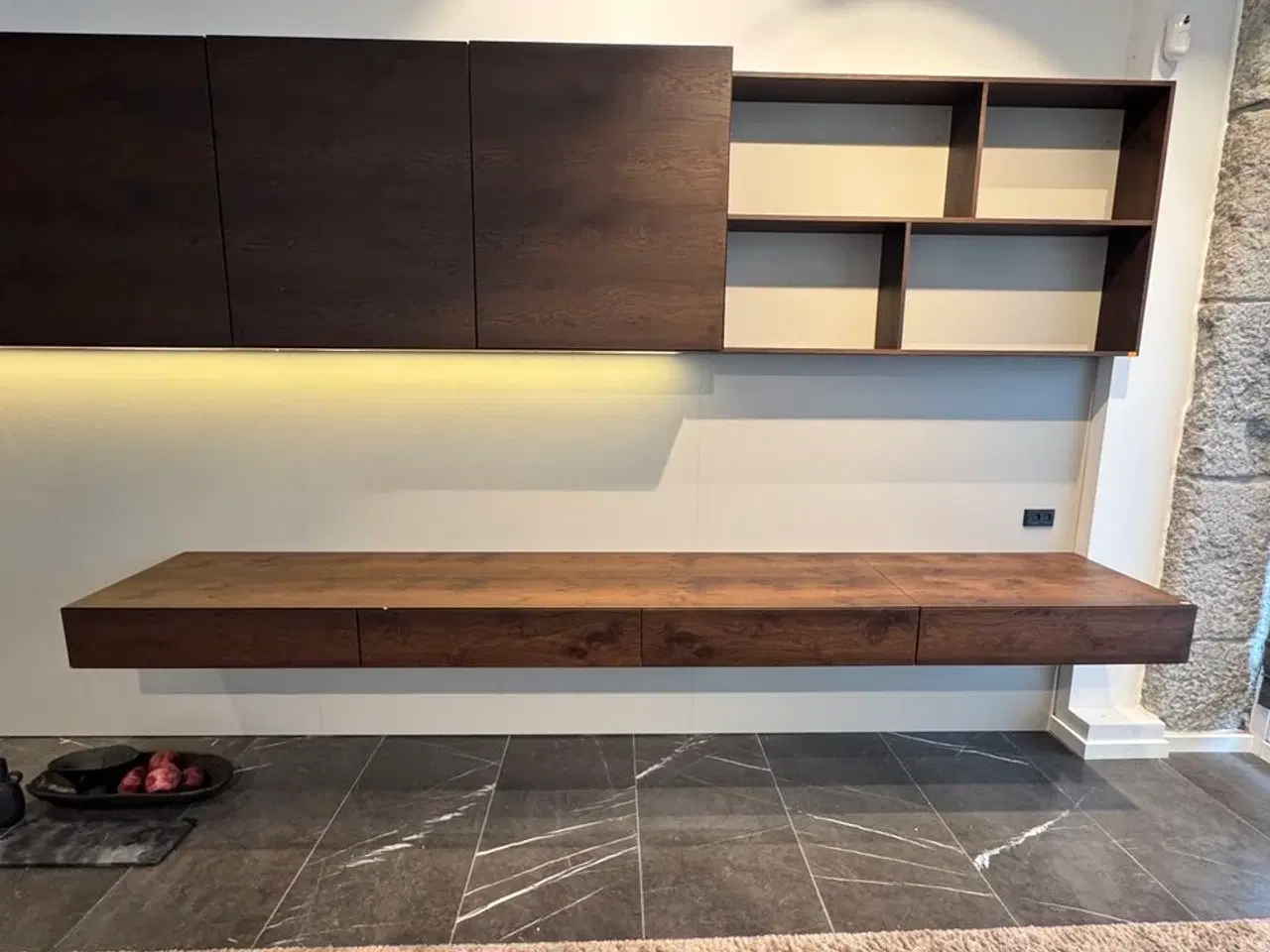 Billede 3 - Boform snedker væghængt møbel i røget eg