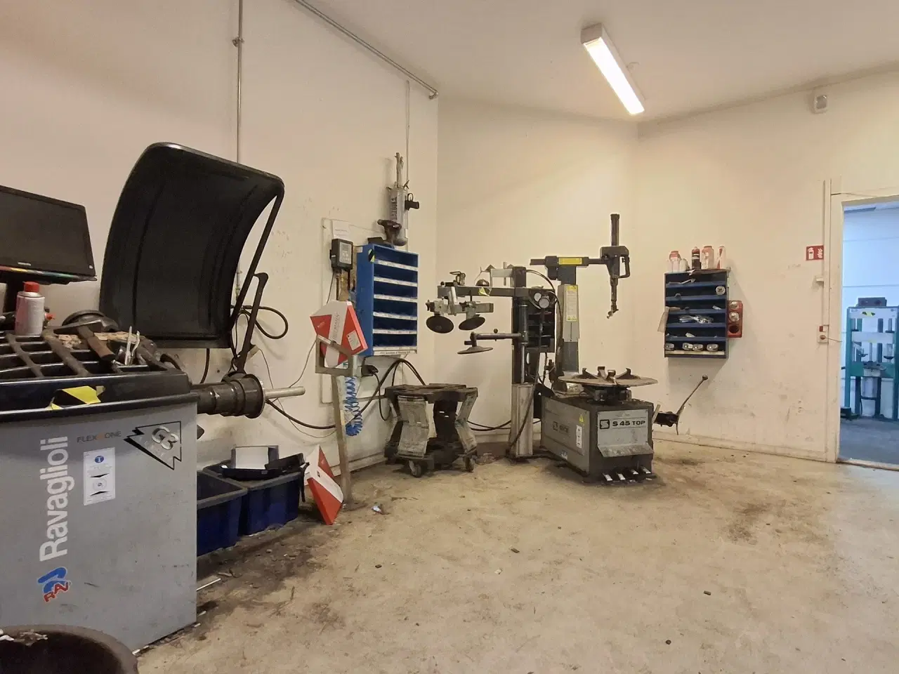 Billede 36 - AUTOVÆRGSTED eller Lager med store Port Centralt beliggende ved 2 motorvejstilkørsler.