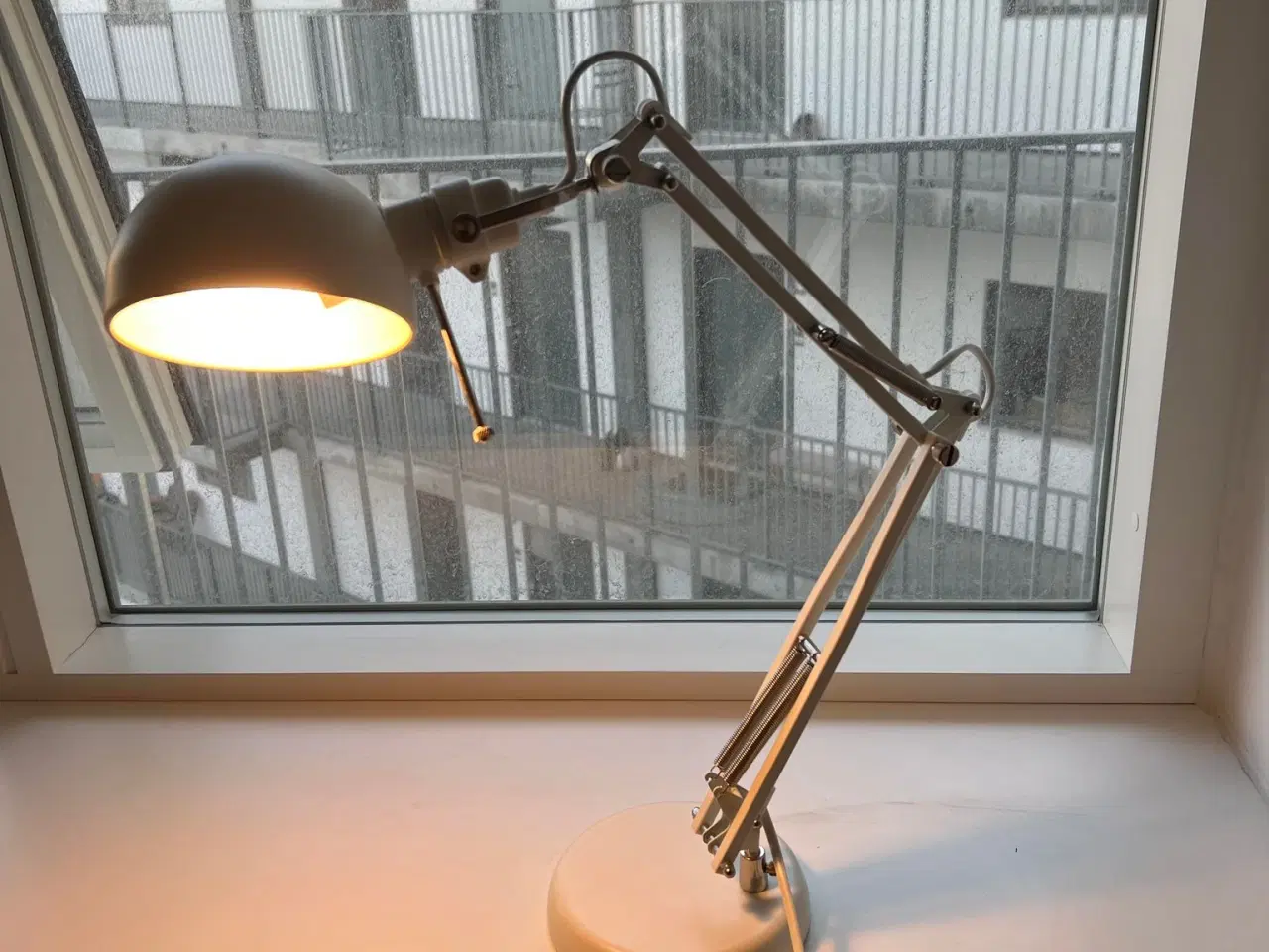 Billede 1 - Skrivebordslampe fra IKEA sælges