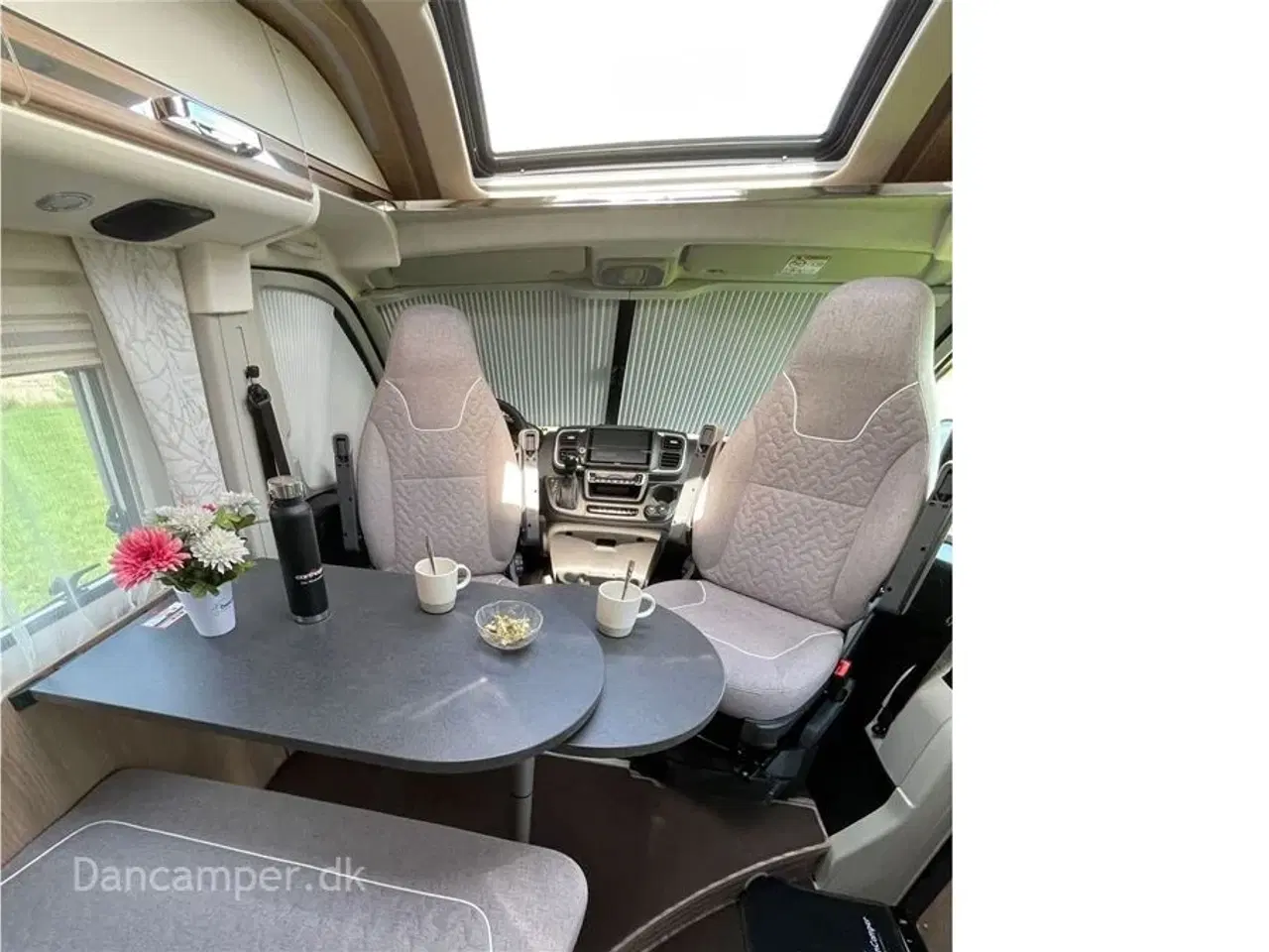 Billede 30 - 2024 - Carthago van 640 LE GT   MESSEPRIS kr. 1.099.900,- SPAR kr. 156.630,- Topmodel - enkeltsenge, Ko-øje-vinduer i bag, 9-trins automatgear, skiltegenkendelse, fjernlysassistent, navigation, Pioneer mediacenter, m.m.m.