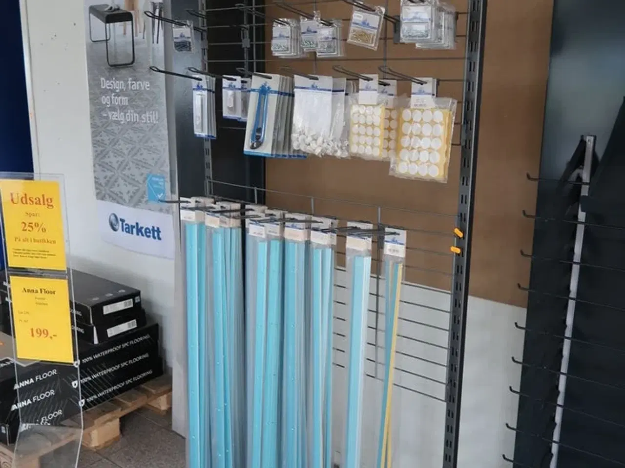 Billede 1 - Stativ med indhold