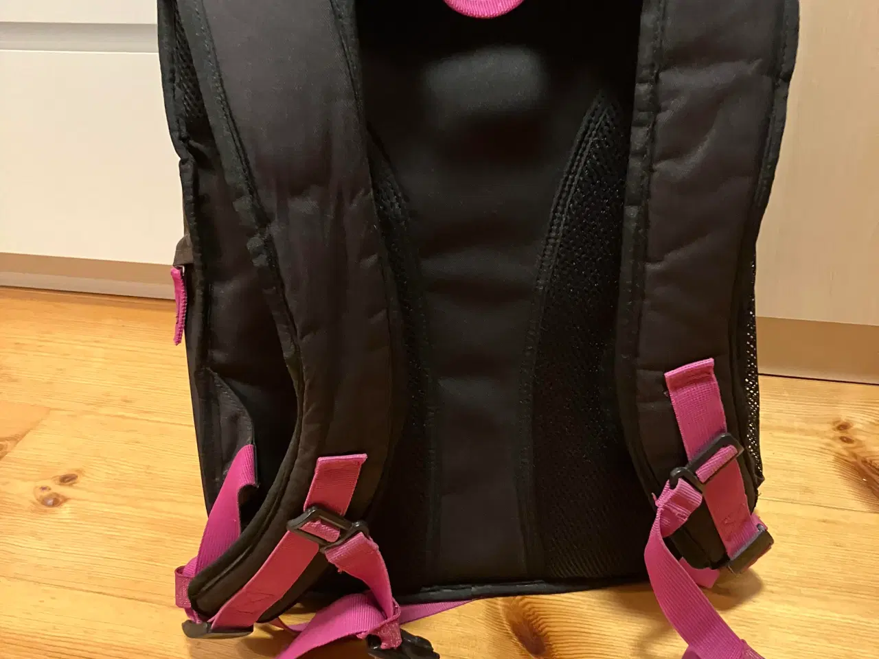 Billede 3 - Skoletaske i sort og lyserød.