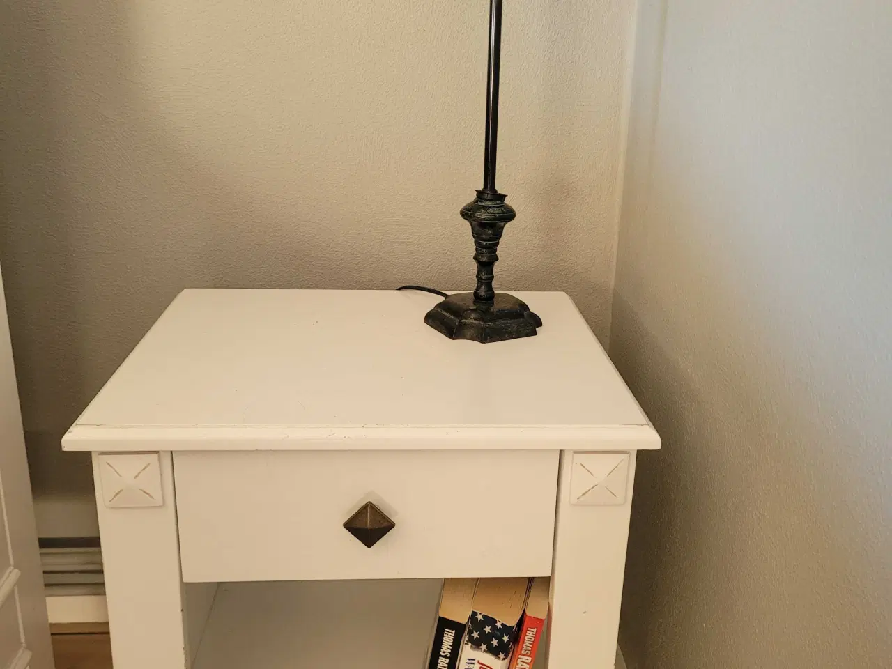 Billede 2 - Rustikke, hvide sengeborde