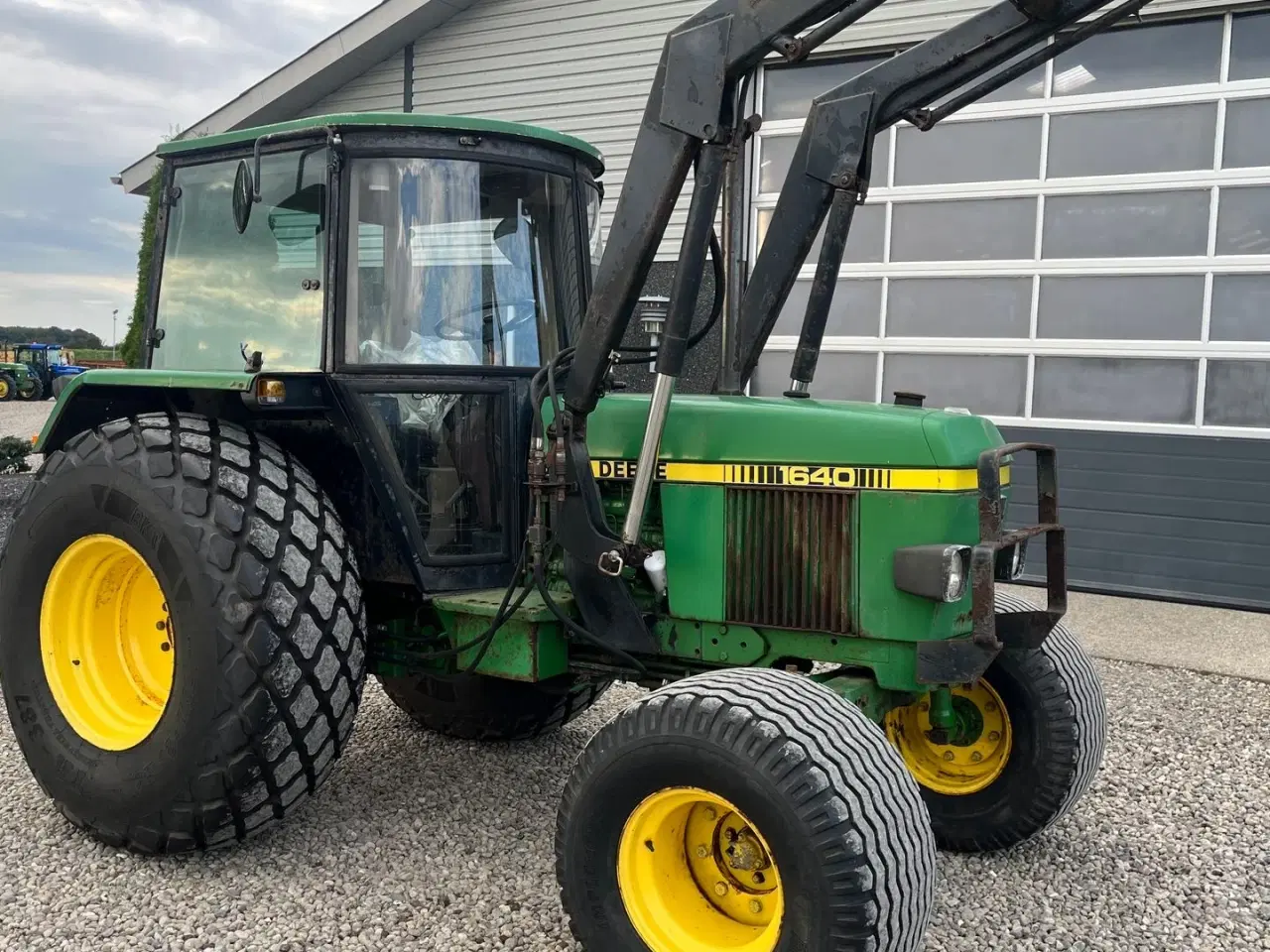 Billede 14 - John Deere 1640 Med græsdæk og frontlæsser