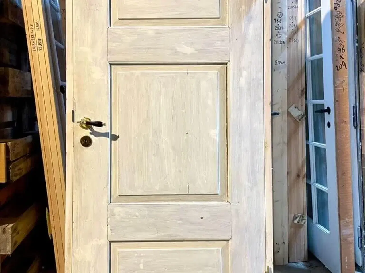 Billede 1 - Højrehængt, lav bondehusdør m. karm