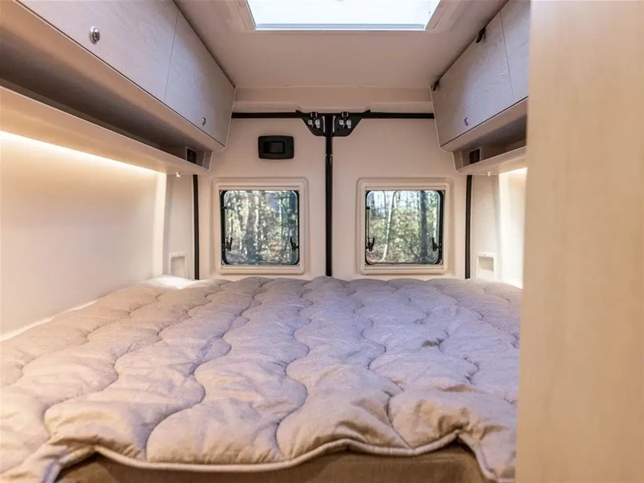 Billede 4 - 2026 - Tourne 6.4 Cruise aut. gear - Black   Den originale Tourne med langsgående senge