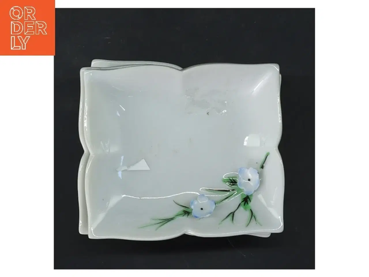 Billede 2 - 4 Dekorative små skåle/ fade med blomster (str. 4 stk 7,5x8,5 cm)til f.eks sushi