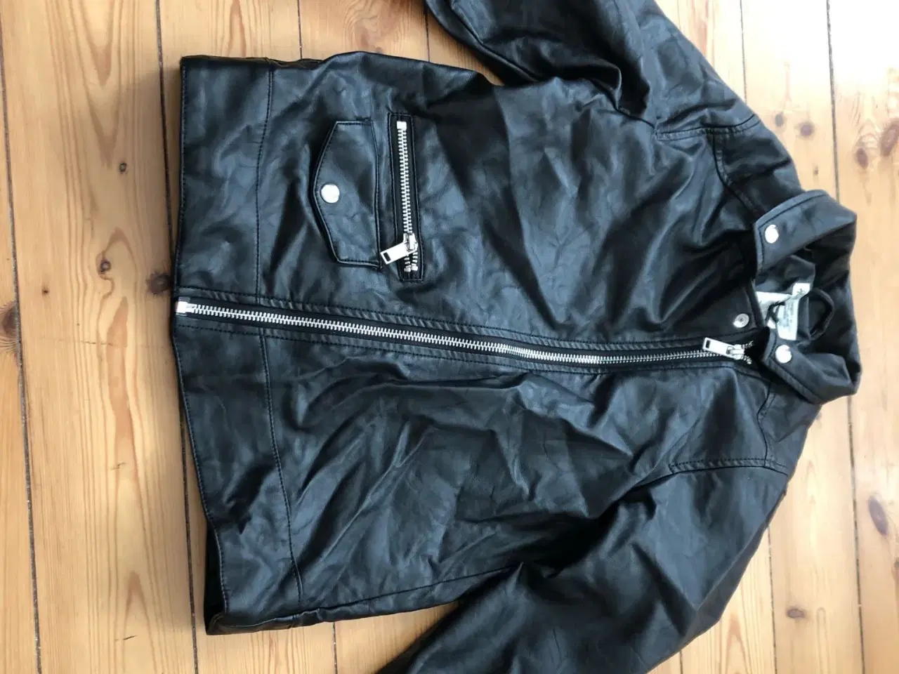 Billede 4 - Læderjakke str 140 i god stand