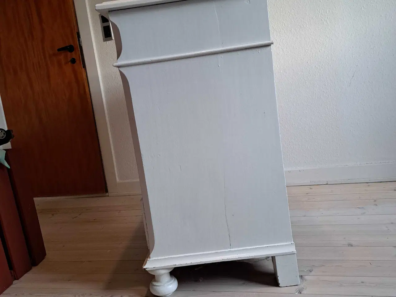 Billede 3 - Gamle hvidmalet kommode