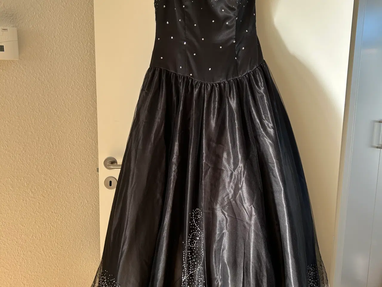 Billede 8 - Elegant sort gallakjole med håndsyede pailletter