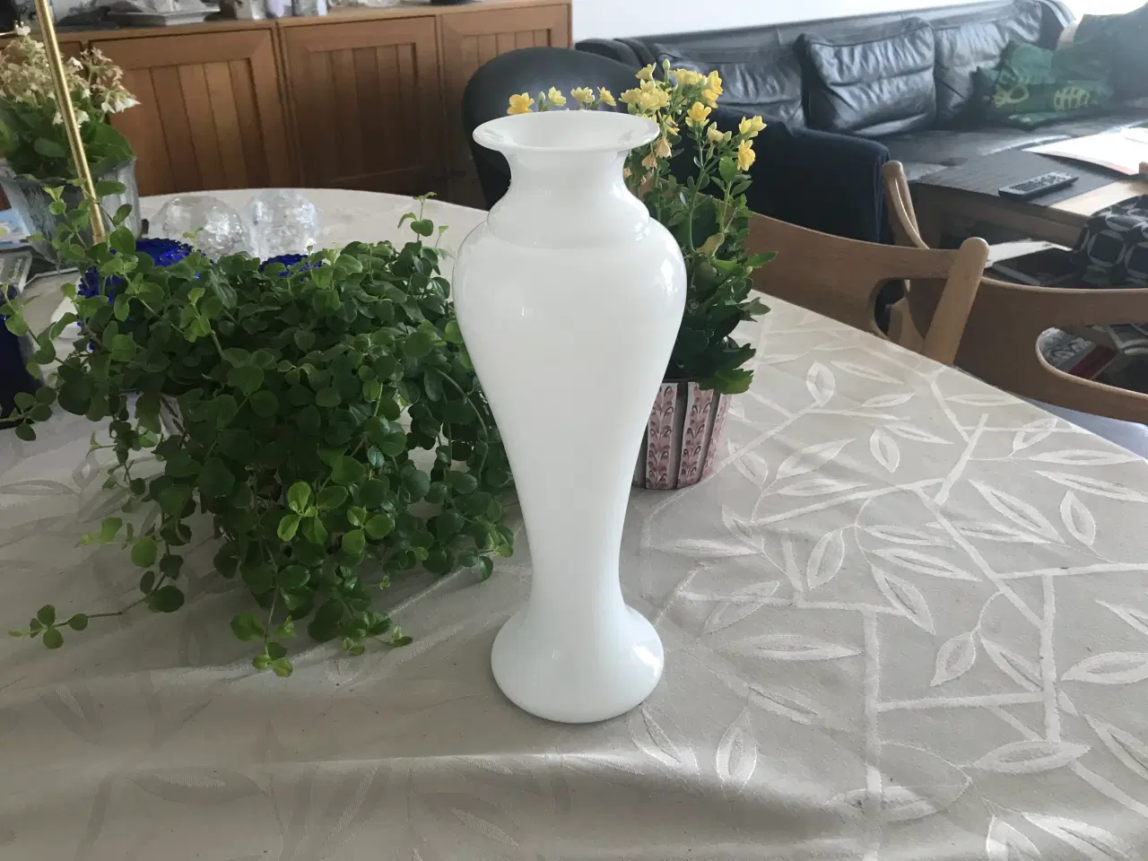 Billede 2 - Korinth vase - Høj slank, opalhvid vase