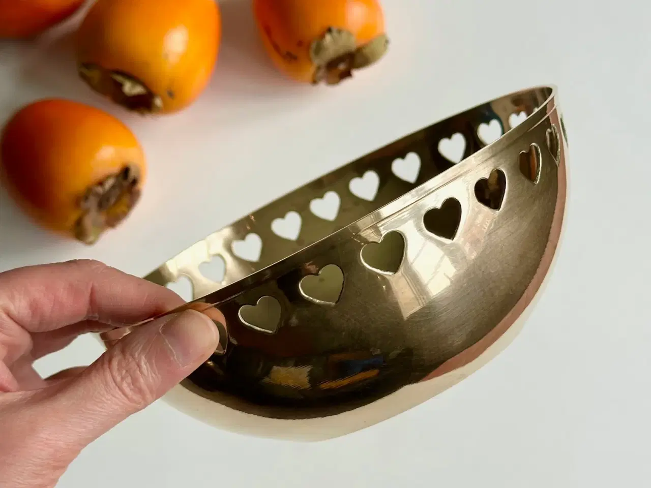 Billede 3 - Messingskål m perforeret hjertekant