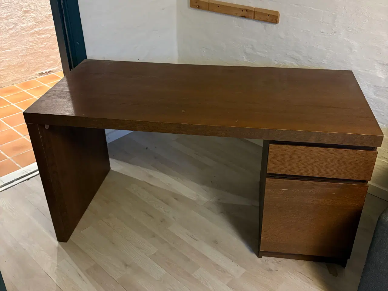 Billede 1 - Skrivebord i mørkt træ med skuffer. 