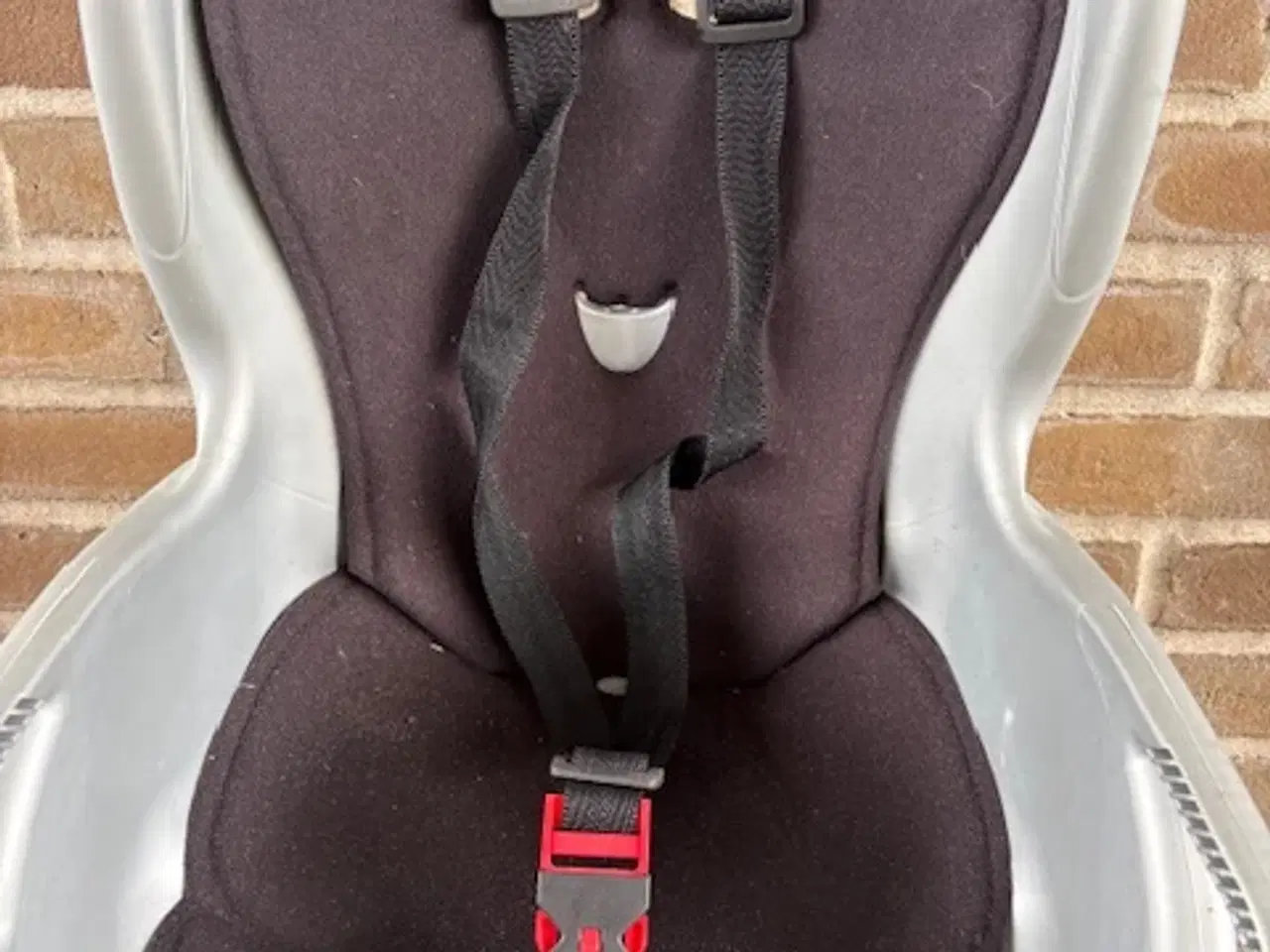 Billede 3 - Hamax Kiss cykelstol med 2 beslag og cykelhjelm