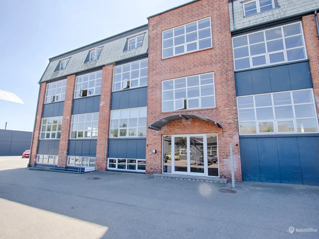 Billede 1 - Lækkert lyst kontorlejemål/showroom/undervisningslokaler centralt i Herlev