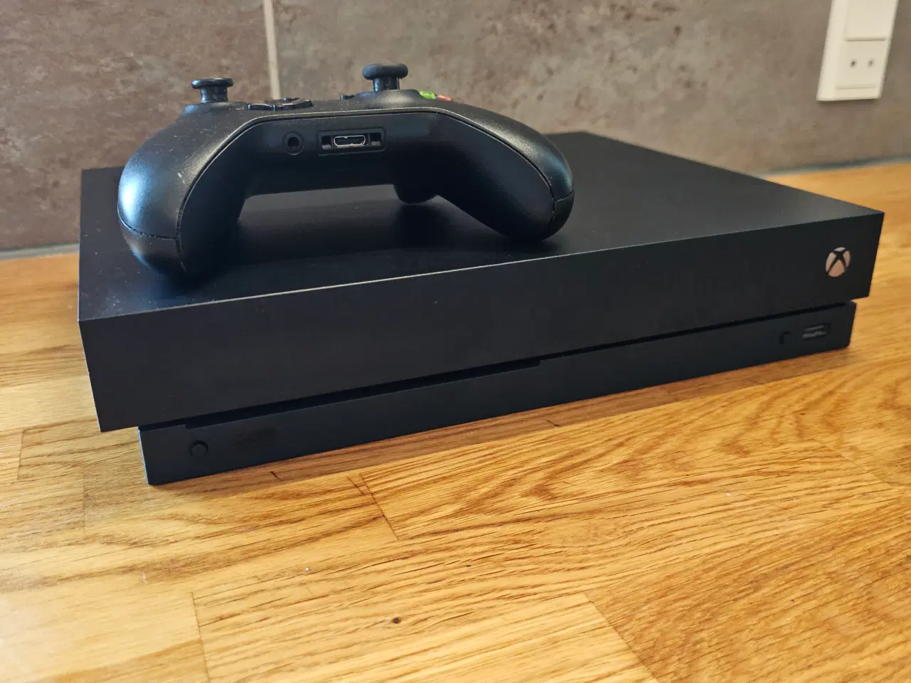 Billede 2 - Xbox One X 1TB i fremragende stand