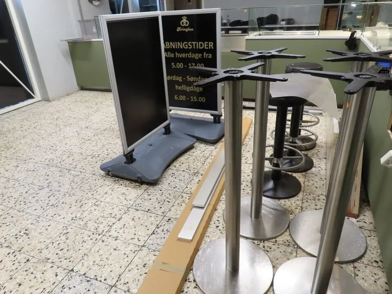 Billede 1 - Div. skilte og stole