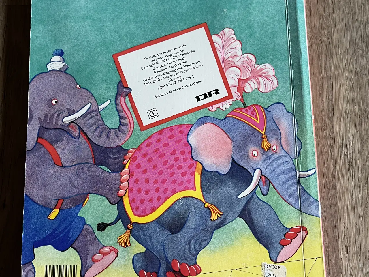 Billede 2 - Sangbog: En elefant kom msrcherende