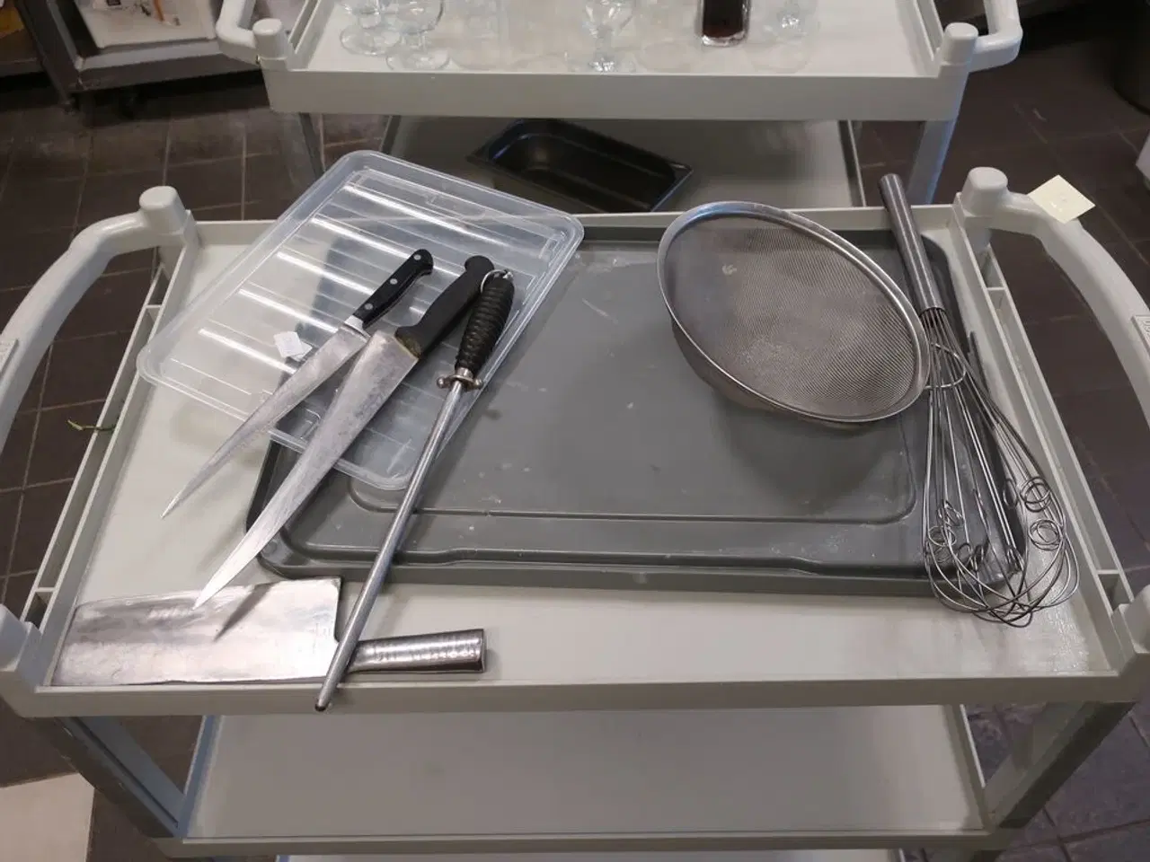 Billede 2 - To rulleborde med indhold