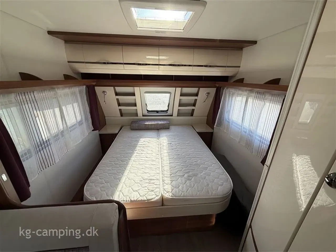 Billede 16 - 2018 - Hobby Excellent 460 SFf   Let rejsevogn med fritstående dobbeltseng. Incl i prisen er mover, fast markise og fortelt.