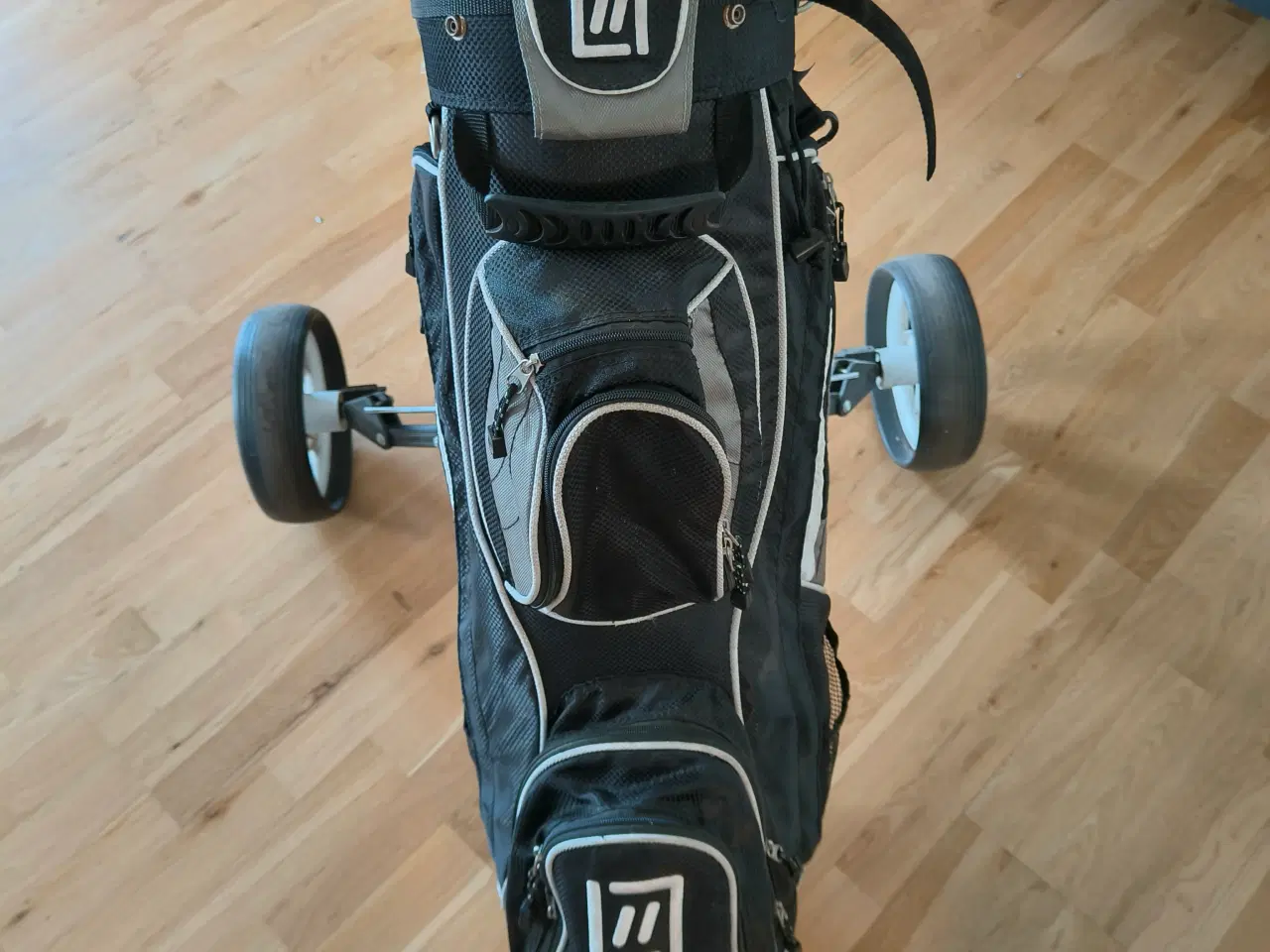 Billede 3 - Komplet golfsæt inkl. vogn og bag – klar til spil