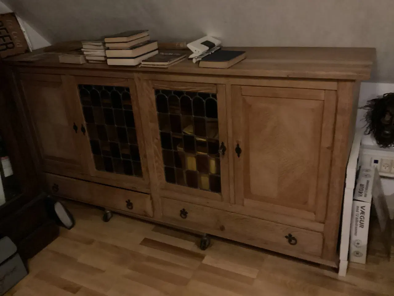 Billede 1 - Egetræ skænk med glas