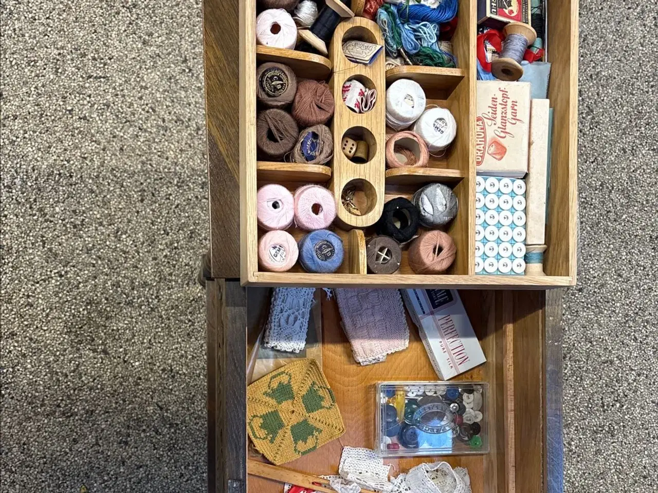 Billede 4 - Antikt sybord med udtræk