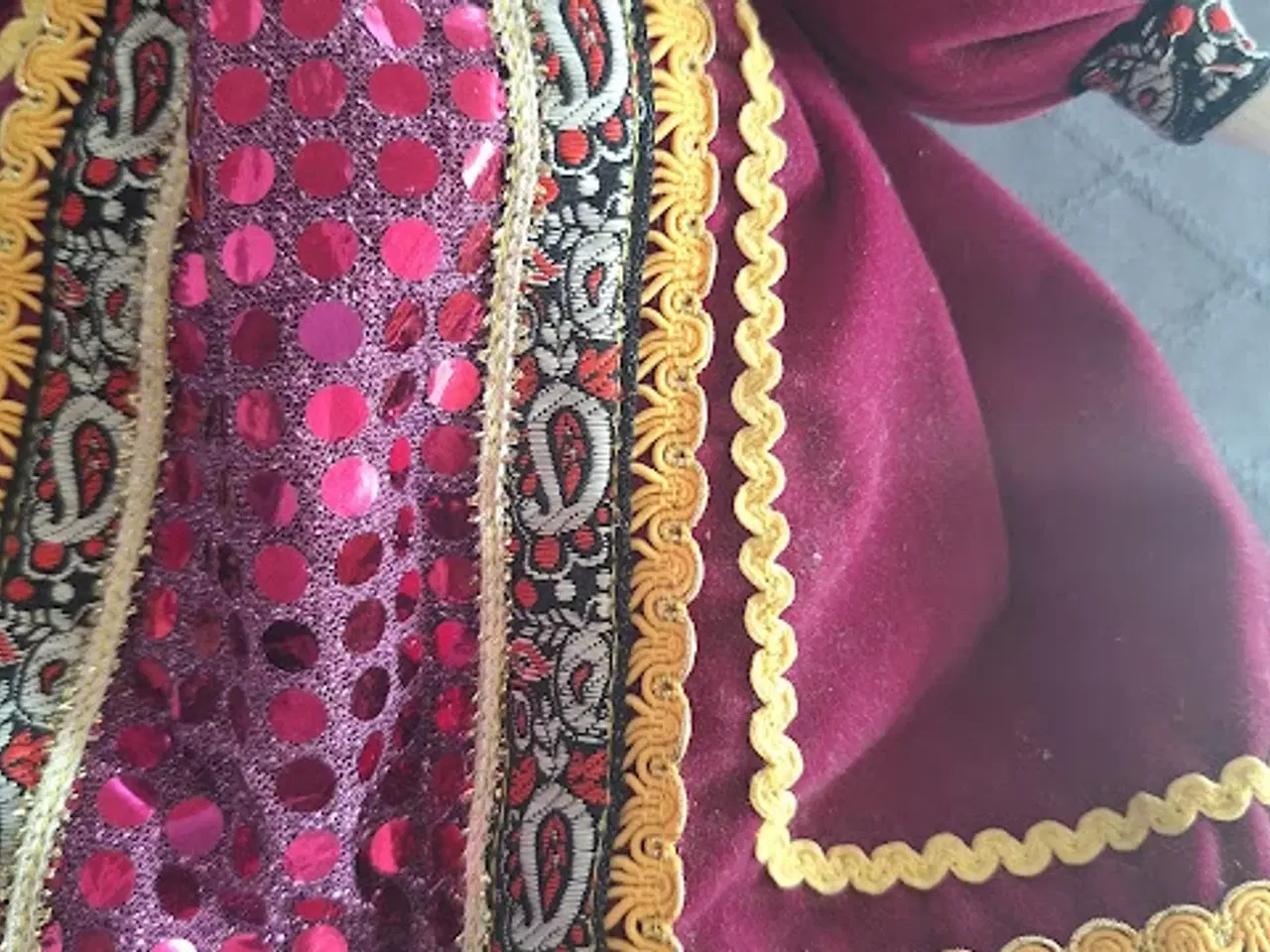 Billede 7 - Flot Russisk porcelænsdukke - Sender gerne