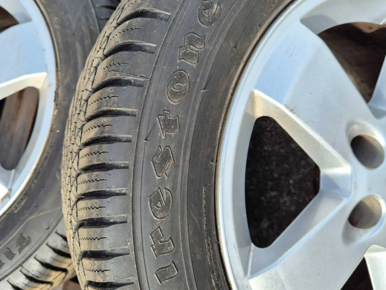 Billede 2 - Firestone helårsdæk på fælge