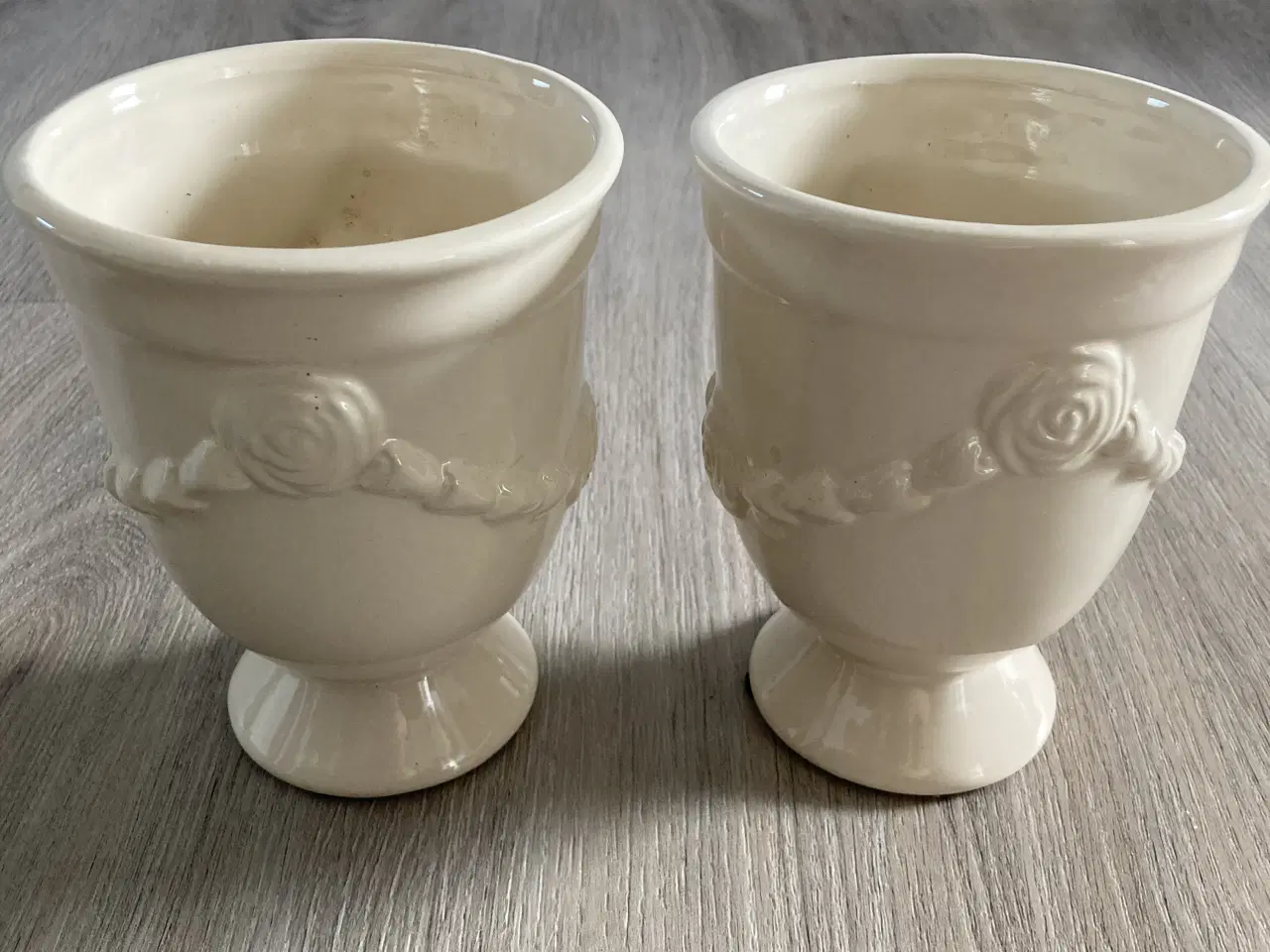 Billede 2 - 2 cremefarvede urtepotteskjulere på fod