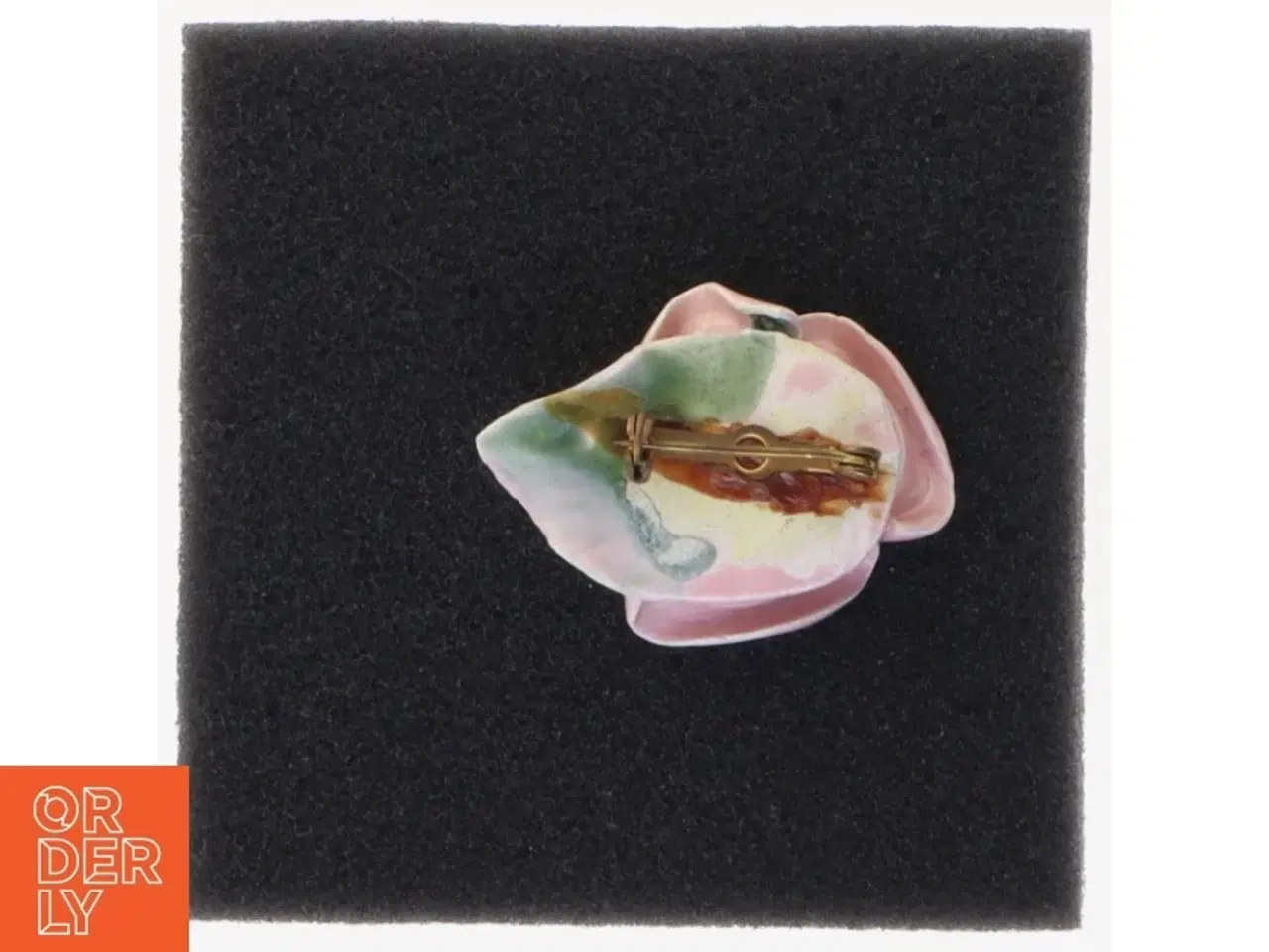 Billede 3 - Porcelænsbroche i form af en rose (str. 3,5 x 3 cm)