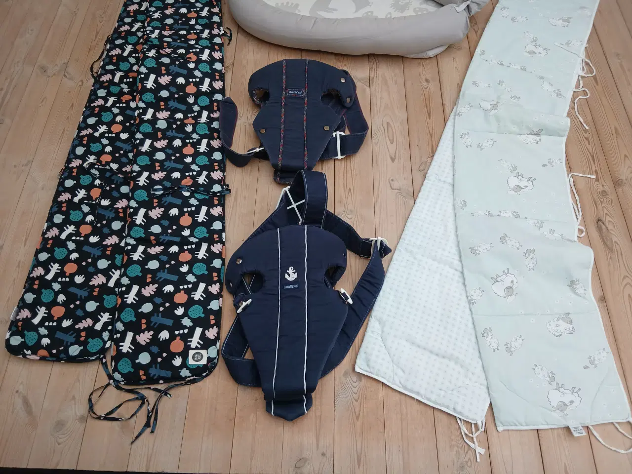 Billede 2 - Sengerande, babynest og bæreseler - se fotos