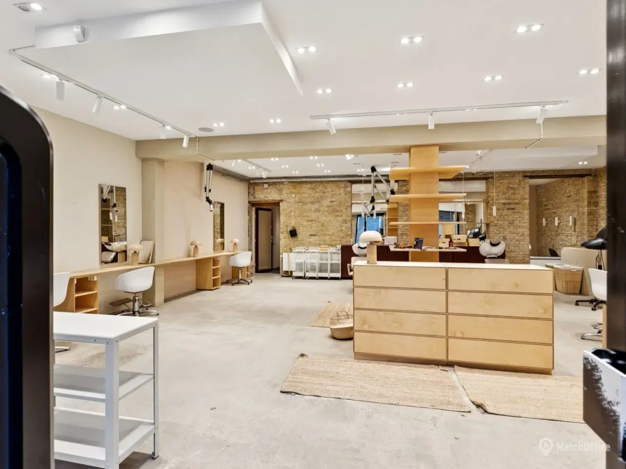 Billede 2 - 142 m² flot hjørnebutik med 100 m² kælder