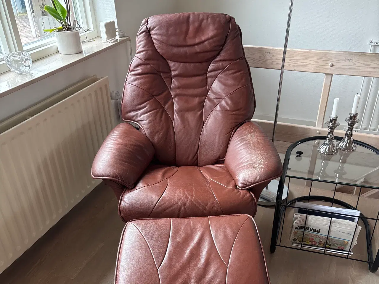 Billede 2 - Drejestol m/ skammel og glasbord