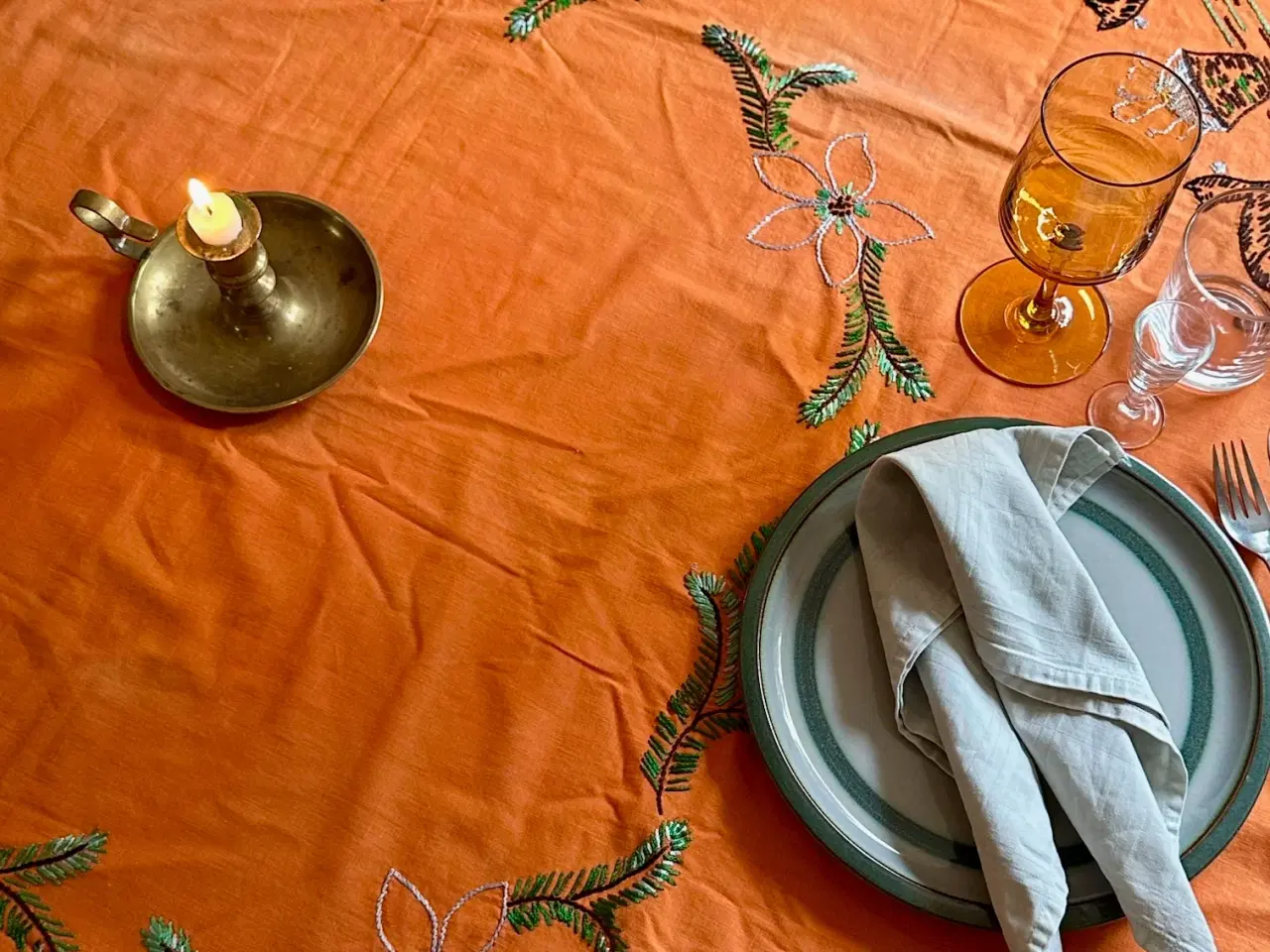 Billede 2 - Antik juledug, broderet m katte, 120 x 120 cm