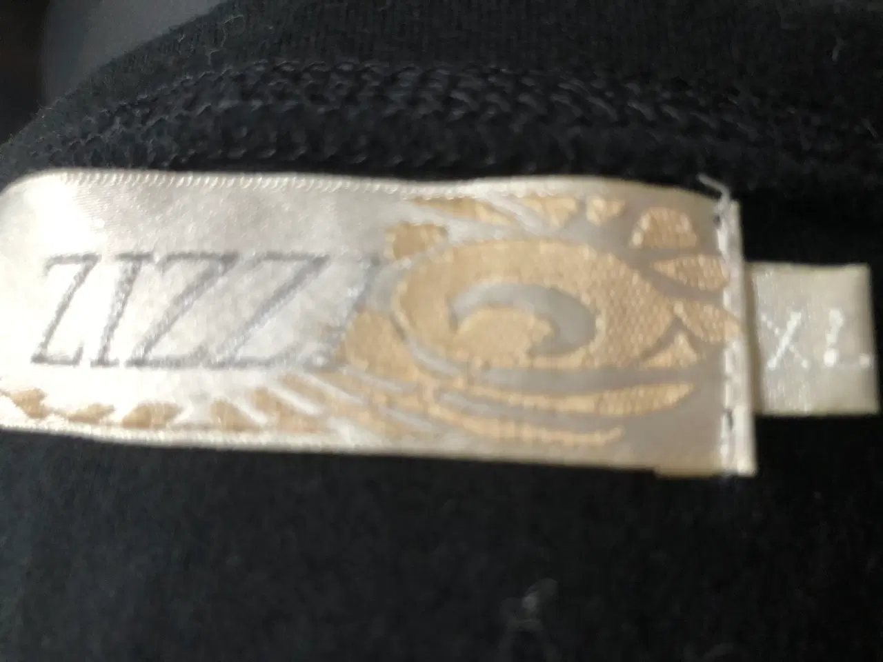 Billede 3 - Bluse med fint mønster i sort fra Zizzi 