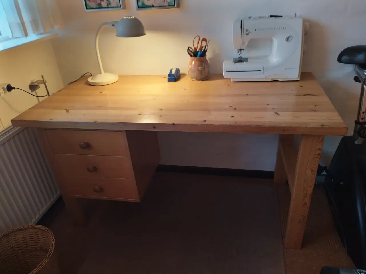Billede 1 - Lækkert skrivebord i massivt fyrretræ