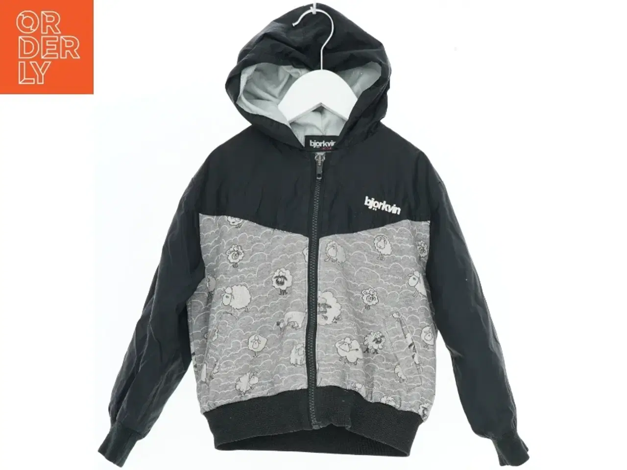 Billede 1 - Børnejakke med hætte og mønster fra Bjrkvin (str. 104)