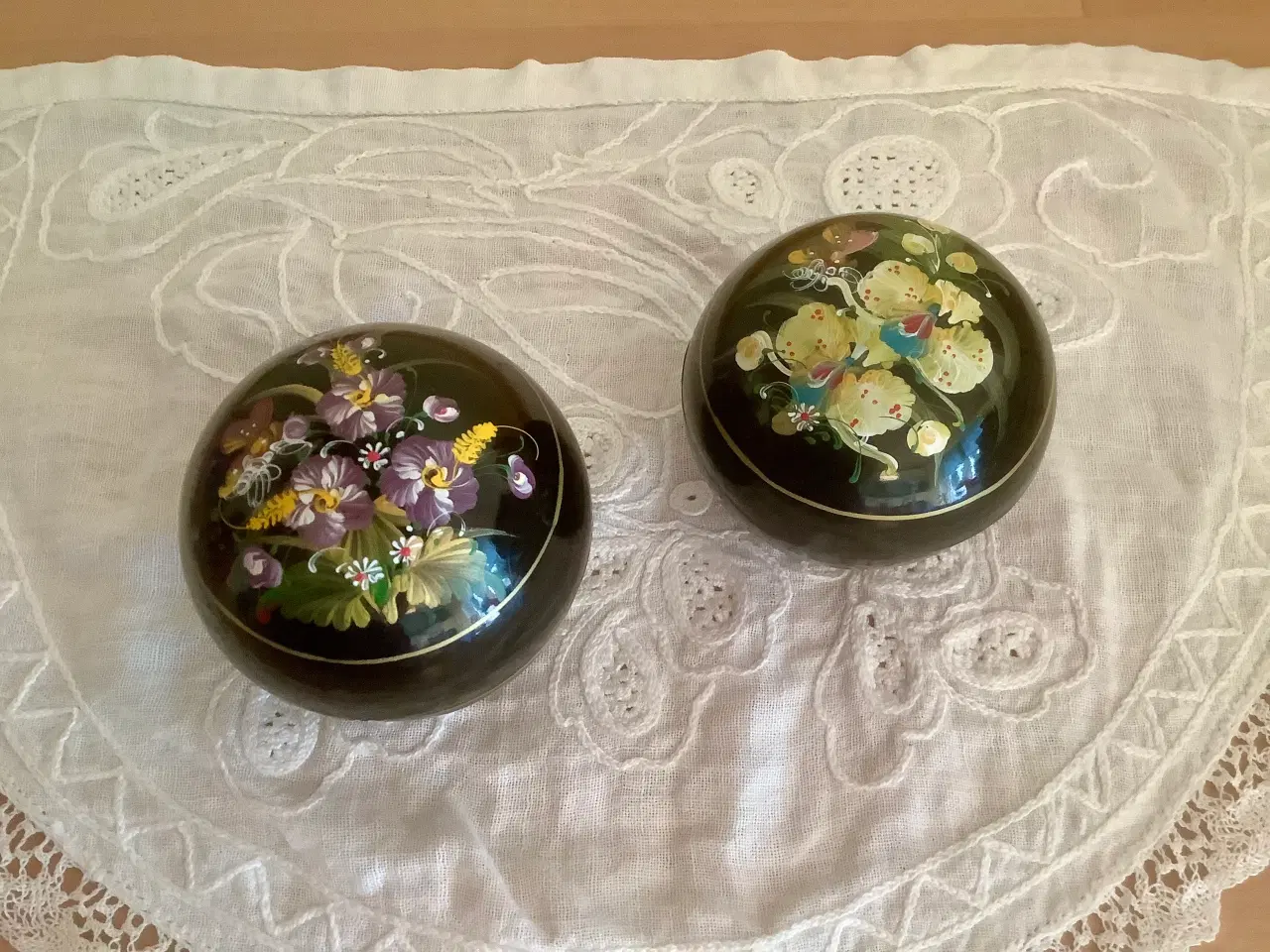Billede 3 - Lakskrin med håndmalede blomster .